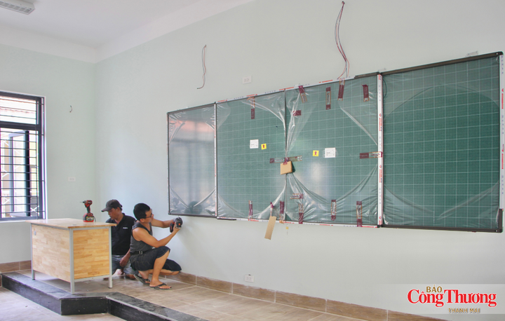 Công nhân tốc lực lắp đặt thiết bị, hoàn thiện đường điện trong các lớp học.