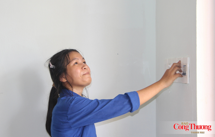 Trên gương mặt của các em học sinh ánh lên niềm hạnh phúc khi nhìn ánh đèn lớp học mới được sáng lên.
