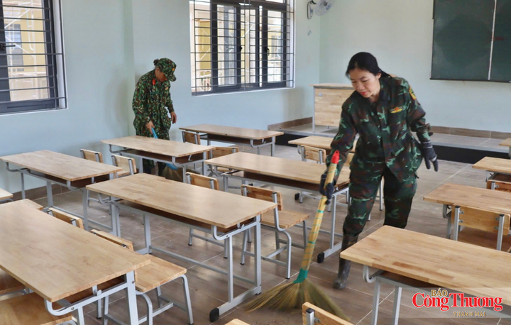 Trong đó, khoảng 115 cán bộ, chiến sĩ và người lao động Đoàn Kinh tế - Quốc phòng 717 (Binh đoàn 15) được huy động đến hỗ trợ hoàn thiện trường.