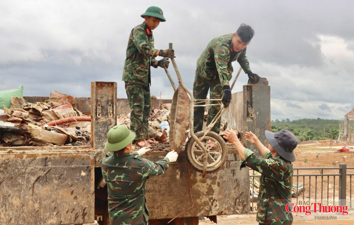 Những cơn mưa vùng biên vẫn bất chợt trút xuống, nhưng trên công trường, những cán bộ, chiến sĩ vẫn miệt mài làm nhiệm vụ, để đưa trường nội trú biên giới "về đích" trước ngày khai giảng năm học mới.