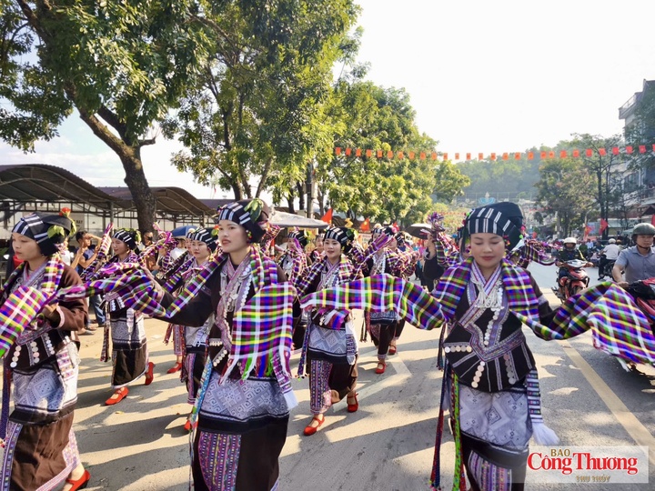 Hoạt động trình diễn văn hóa dân tộc Lự trên đường phố.