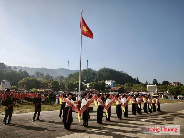 Trình diễn văn hóa dân tộc Thái sau Nghi lễ thượng cờ Quốc khánh 2/9.