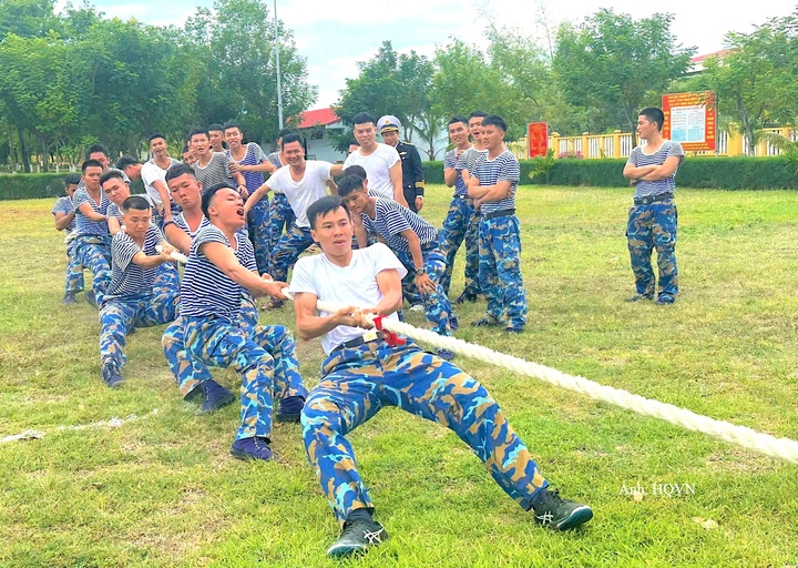 Cán bộ, chiến sĩ hào hứng tham gia thi kéo co, góp phần tăng cường tinh thần đoàn kết, gắn bó.