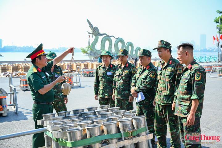 Thượng tá Nguyễn Đình Thắng, Chỉ huy trưởng Ban Chỉ huy quân sự phường Tây Hồ hướng dẫn và kiểm tra lắp đặt pháo hoa tại trận địa pháo hoa số 5.