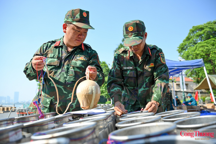 Lực lượng chức năng tiến hành thả các quả đạn tầm cao vào ống phóng.