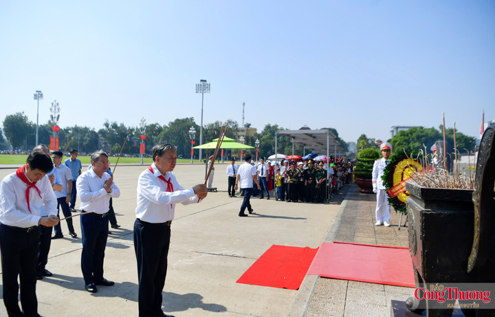Tổng Bí thư, Chủ tịch nước Tô Lâm và các đại biểu thành kính dâng hương tưởng nhớ Chủ tịch Hồ Chí Minh.