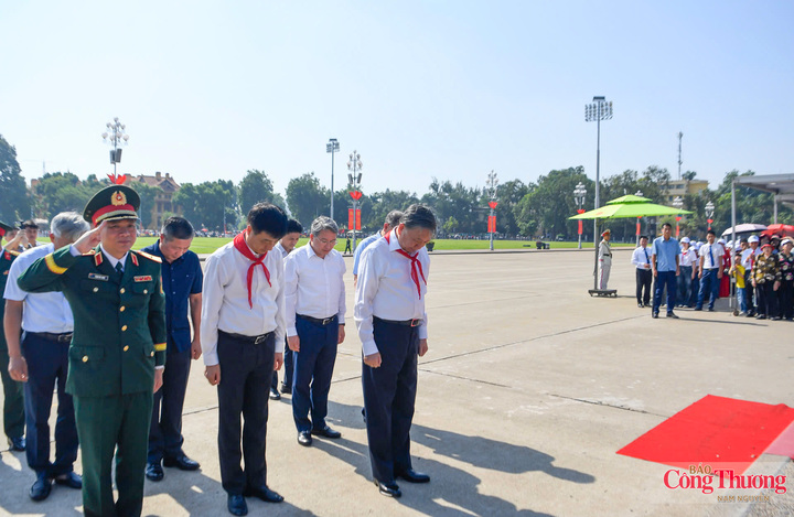 Trong không khí trang nghiêm, xúc động, Tổng Bí thư, Chủ tịch nước Tô Lâm và các đại biểu đã dành phút mặc niệm thành kính tưởng nhớ Chủ tịch Hồ Chí Minh - vị Lãnh tụ kính yêu của dân tộc Việt Nam.