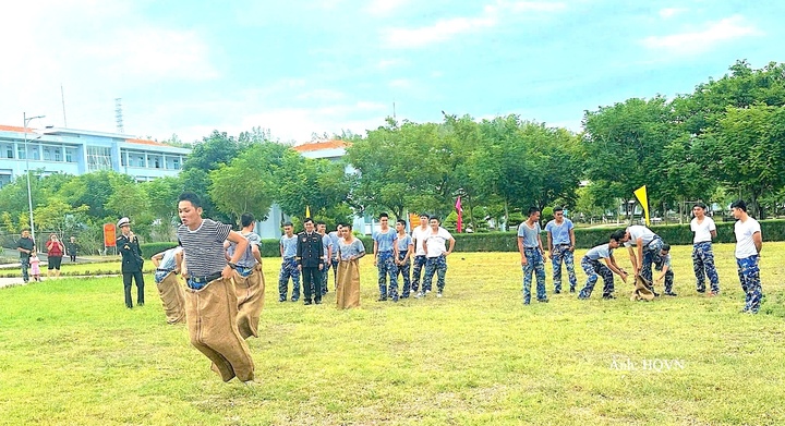 Cán bộ, chiến sĩ hào hứng tham gia thi nhảy bao bố.