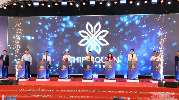 Các đại biểu thực hiện nghi thức lễ khởi công Dự án Tổ hợp trung tâm thương mại Căn hộ chung cư cao cấp Thiên Quân Center.