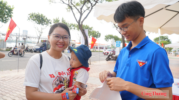Chị Nguyễn Quỳnh Hoa (phường Hòa Xuân, TP. Đà Nẵng) cùng con trai nhận số thứ tự để trải nghiệm hoạt động. "Hôm nay kỷ niệm 81 năm Ngày Quốc khánh, ngày đặc biệt của đất nước, tôi và gia đình rất xúc động khi được hòa mình vào không khí chung của hàng nghìn người ở đây, cùng được trải nghiệm khoảnh khắc lịch sử khi Bác Hồ đọc Tuyên ngôn Độc lập. Tôi thấy yêu đất nước hơn, trân trọng hòa bình hơn", chị Hoa chia sẻ.