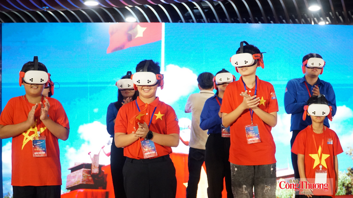 Các em nhỏ hòa mình vào niềm vui của cả nước dưới chân lễ đài Quảng trường Ba Đình sau khi Bác Hồ đọc Tuyên ngôn Độc lập