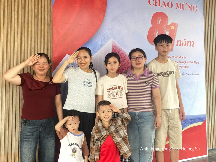 Nhà Trưng bày Hoàng Sa cũng trở thành điểm đến của nhiều người dân, du khách trong kỳ nghỉ lễ.