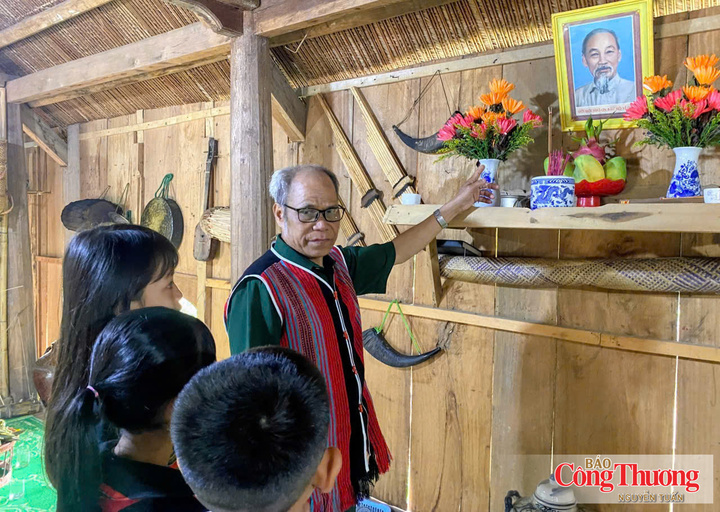 Ngày Quốc khánh 2/9 hay "Tết Độc lập" là dịp những Già làng, người có uy tín trong bản làng kể về những truyền thống cách mạng, về Bác Hồ, về những trận đánh vang dội trên quê hương cho thế hệ trẻ hôm nay.