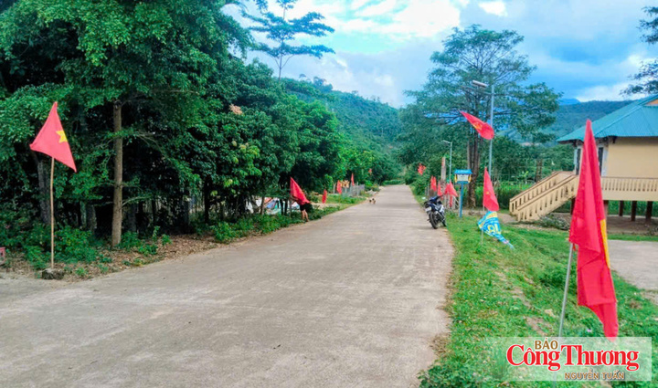 Đường làng, thôn bản xã A Lưới 1 sạch sẽ, khang trang, không khí ngày Quốc khánh 2/9 trang nghiêm, rực rỡ.