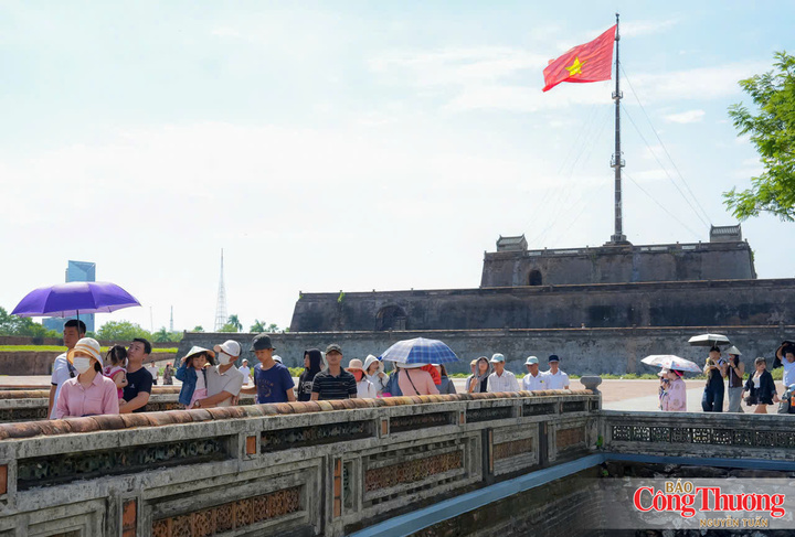 Du khách thăm quan khu vực Đại nội Huế.