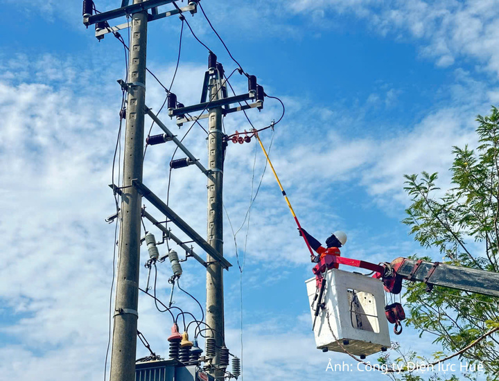 Các nhóm công tác triển khai công việc trên hệ thống lưới điện.