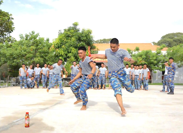 Trò chơi cướp cờ tạo không khí vui tươi, sôi nổi.