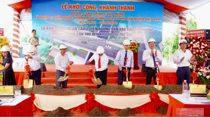 Các đại biểu thực hiện nghi thức khởi công Dự án cầu, tuyến đường dẫn vào cầu từ Khu tái định cư Trường Đại học Y Dược Cần Thơ đến Khu đô thị tái định cư Cửu Long.