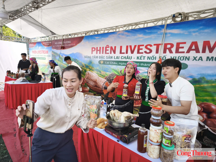KOC Cô Ba Hồng cùng nhóm "Than Uyên vươn mình" nhận hơn 100 đơn hàng sau 2 giờ đồng hồ lên sóng livestream.