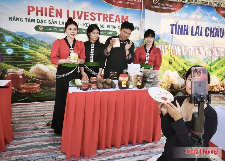 Nhóm "Than Uyên vươn mình" lên sóng livestream ngay sau khi được tập huấn