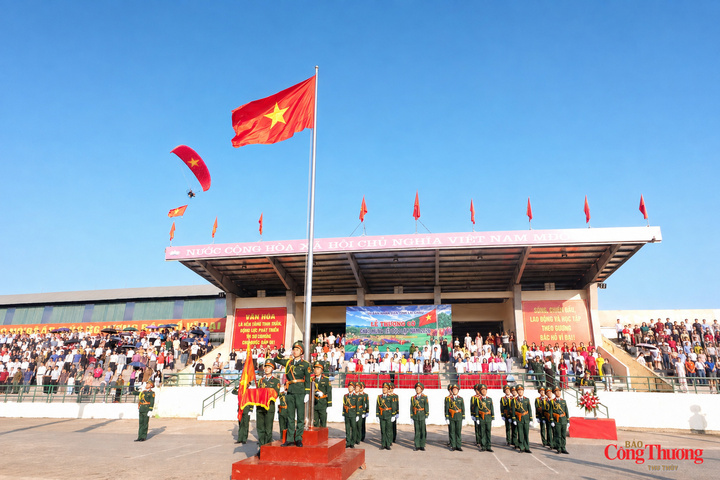 Nghi lễ thượng cờ sáng 2/9 tại sân vận động Than Uyên, tỉnh Lai Châu.