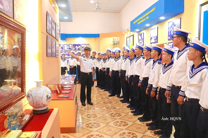 Giáo dục truyền thống cho cán bộ, chiến sĩ.