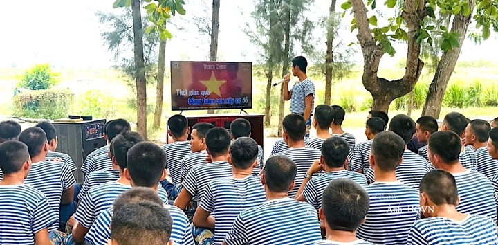 Các chiến sĩ cất cao tiếng hát trong dịp Tết Độc lập.