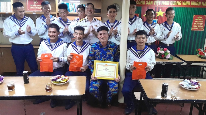 Tàu 012 tổ chức giao lưu văn nghệ chào mừng Quốc khánh, chúc mừng quân nhân trúng tuyển các trường cao đẳng, trung cấp trong Quân đội.