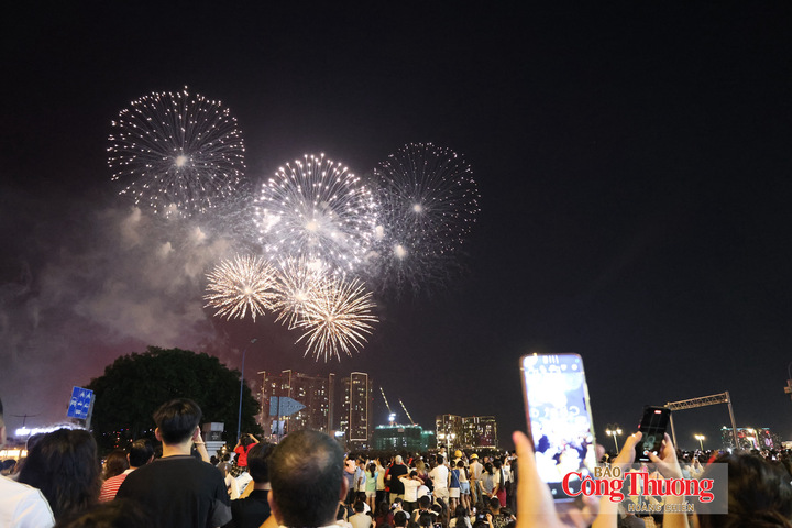 TP. Hồ Chí Minh: Bầu trời rực sáng pháo hoa trong đêm Quốc khánh 2/9 - 13