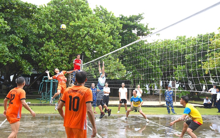 Thi đấu bóng chuyền trên đảo Trường Sa.