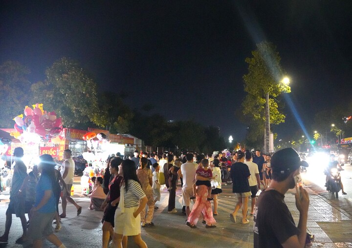 Người dân đi vui chơi, mua sắm trong ngày lễ