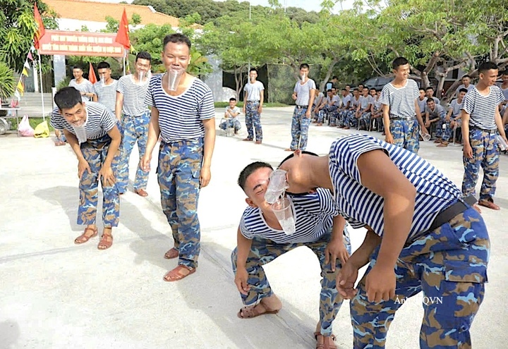 Trò chơi tập thể chuyền nước thu hút đông đảo bộ đội tham gia.