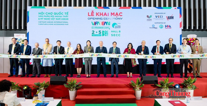 Ông Vũ Bá Phú - Cục trưởng Cục Xúc tiến thương mại (Bộ Công Thương) và các đại biểu thực hiện nghi thức cắt băng khai mạc VIFA ASEAN 2026.
