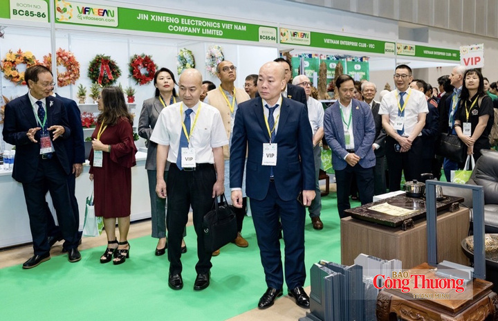 Đại biểu tham quan các gian hàng trưng bày, giới thiệu sản phẩm tại sự kiện.