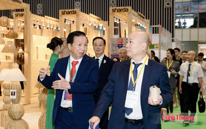 Ông Vũ Bá Phú - Cục trưởng Cục Xúc tiến thương mại (Bộ Công Thương) tham quan các gian hàng tại VIFA ASEAN 2026.