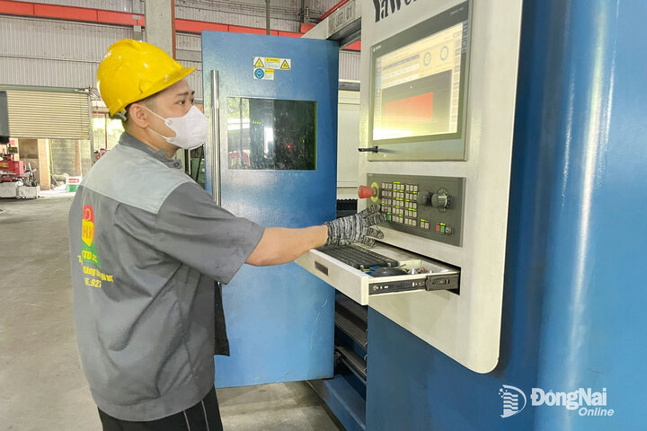 Với dây chuyền chạy liên tục theo ca, phần lớn nội dung đào tạo kỹ năng số cho công nhân phải được lồng ghép ngay trong giờ làm việc, ngay tại màn hình vận hành thực tế.