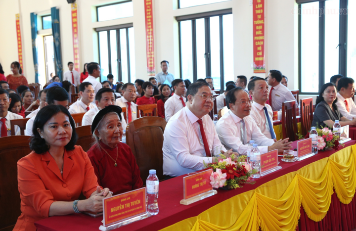 Phó Thủ tướng Thường trực Phạm Gia Túc cùng các đại biểu tại lễ trao Huy hiệu Đảng - Ảnh: chinhphu.vn/Nguyễn Hoàng