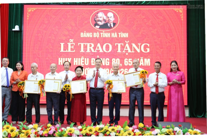 Phó Thủ tướng Thường trực Phạm Gia Túc cùng các đại biểu và các đảng viên lão thành tại lễ trao Huy hiệu Đảng - Ảnh: chinhphu.vn/Nguyễn Hoàng