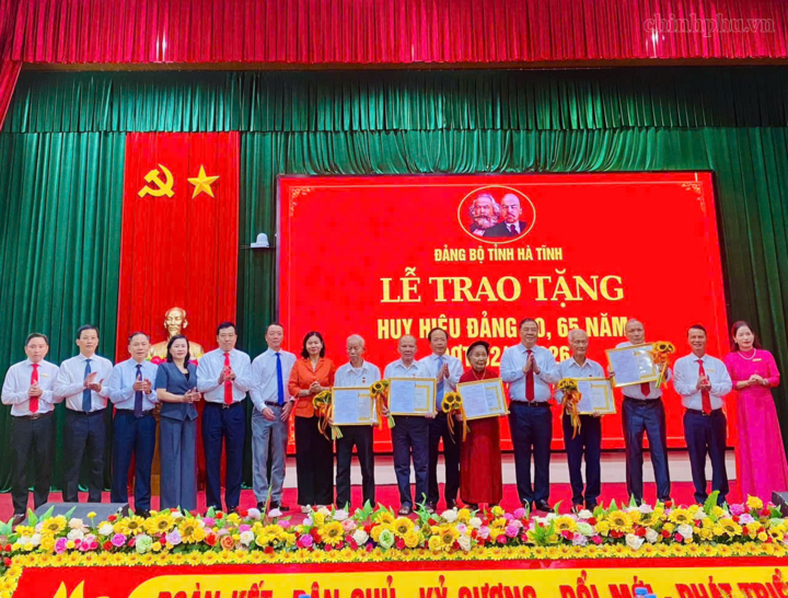 Phó Thủ tướng Thường trực Phạm Gia Túc chụp ảnh lưu niệm tại lễ trao Huy hiệu Đảng - Ảnh: chinhphu.vn/Nguyễn Hoàng