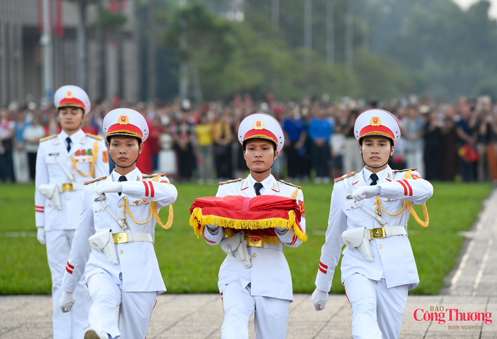 3 chiến sĩ đội hồng kỳ tiến lên phía cột cờ chuẩn bị các nghi thức thượng cờ.