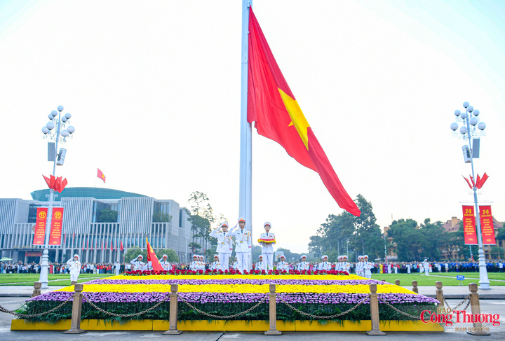 Khi Quốc kỳ được kéo lên, Nghi lễ chào cờ được bắt đầu cùng với Quốc ca.