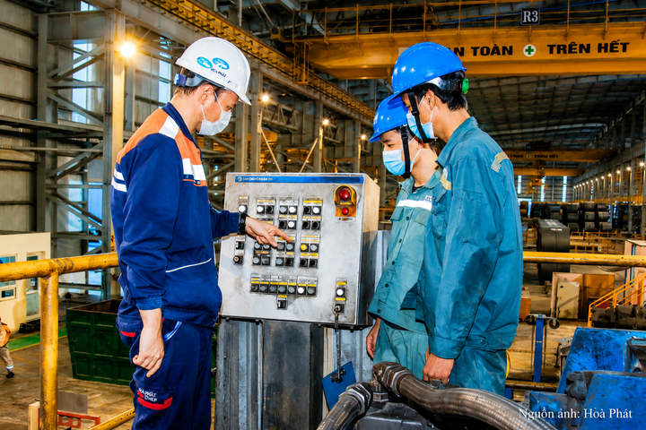 Nhiều doanh nghiệp trong khu công nghiệp Đồng Nai đang tự tổ chức đào tạo nội bộ để giúp người lao động thích ứng với thiết bị và phần mềm sản xuất mới.