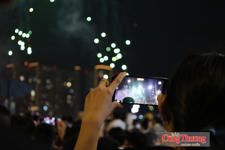 Màn pháo hoa thu hút sự chú ý đặc biệt của người dân đang theo dõi tại khu vực trung tâm Thành phố.