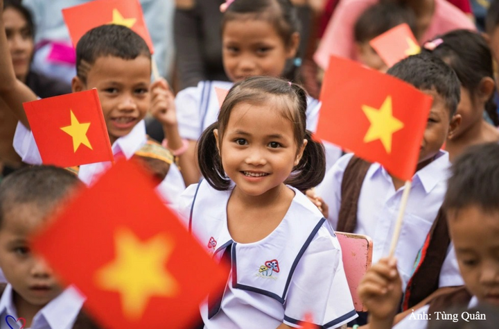 Học sinh một trường tiểu học hân hoan trong ngày khai giảng năm học mới.