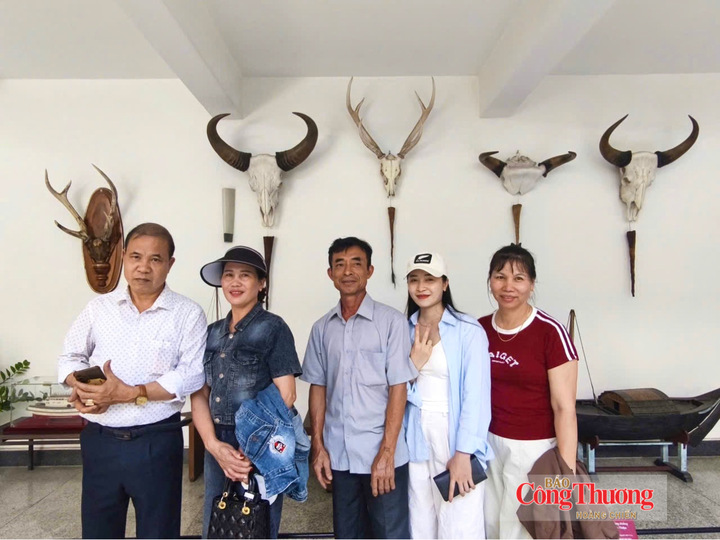 Một gia đình đến từ TP. Hải Phòng lần đầu tới tham quan Dinh Độc Lập.