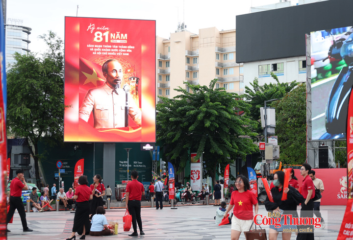 Không gian phố đi bộ được trang hoàng cờ hoa, tạo không khí rộn ràng, đặc biệt trong dịp kỷ niệm Quốc khánh 2/9.