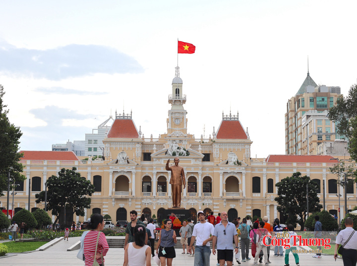 Ngay từ sáng 2/9, phố đi bộ Nguyễn Huệ thu hút đông người dân trong nước và du khách quốc tế đến tham quan, vui chơi trong ngày cuối kỳ nghỉ lễ Quốc khánh.