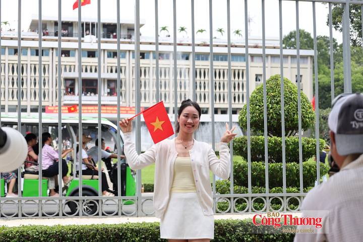 Nhiều bạn trẻ ghi lại hình ảnh tại Dinh Độc Lập, một trong những địa danh lịch sử tiêu biểu của TP. Hồ Chí Minh. Chị Huỳnh Thu Thảo (22 tuổi, phường Vũng Tàu, TP. Hồ Chí Minh) chia sẻ: "Từ các tuyến đường ngoại thành đến những khu vực trung tâm, chúng tôi đều thấy cờ hoa được trang hoàng rực rỡ. Người dân và du khách đi chơi rất đông nên không khí rất vui và náo nhiệt. Chúng tôi dự định ở lại đến tối để xem pháo hoa để được hòa mình vào không khí sôi động của thành phố”.