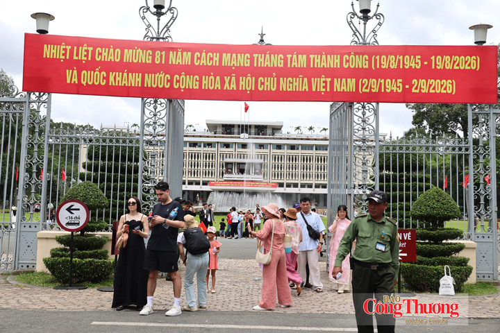 Trong khi đó, Dinh Độc Lập tiếp tục là một trong những điểm đến được nhiều người dân và du khách lựa chọn trong ngày cuối kỳ nghỉ lễ 2/9.