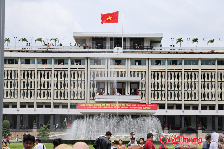 Lượng khách tham quan đông đảo tạo nên không khí nhộn nhịp tại khu vực Dinh Độc Lập.